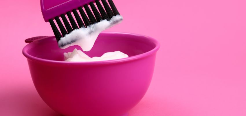 bleach-to-developer-ratio2 A mixing bowl that contains the right bleach to developer ratio.