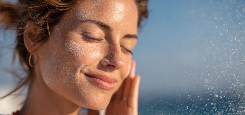 powder-sunscreen3 Smiling woman outdoors enjoying the sun after applying powder sunscreen for lightweight UV protection.