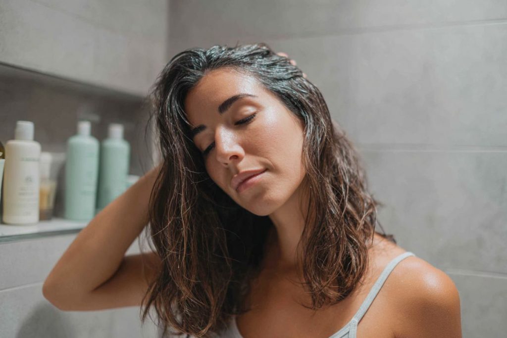 How to Manage a Dry and Oily Scalp: Expert Tips